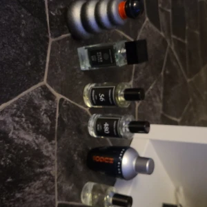 Mix av herrparfymer i olika flaskor - Säljer ett gäng herrparfymer, bland annat Hugo Boss. Flaskorna är i glas och metall, med svarta och silvriga detaljer. En flaska har en cool orange accent. Modern design och stilrena etiketter, perfekt för dig som gillar att variera doft. 100kr/st