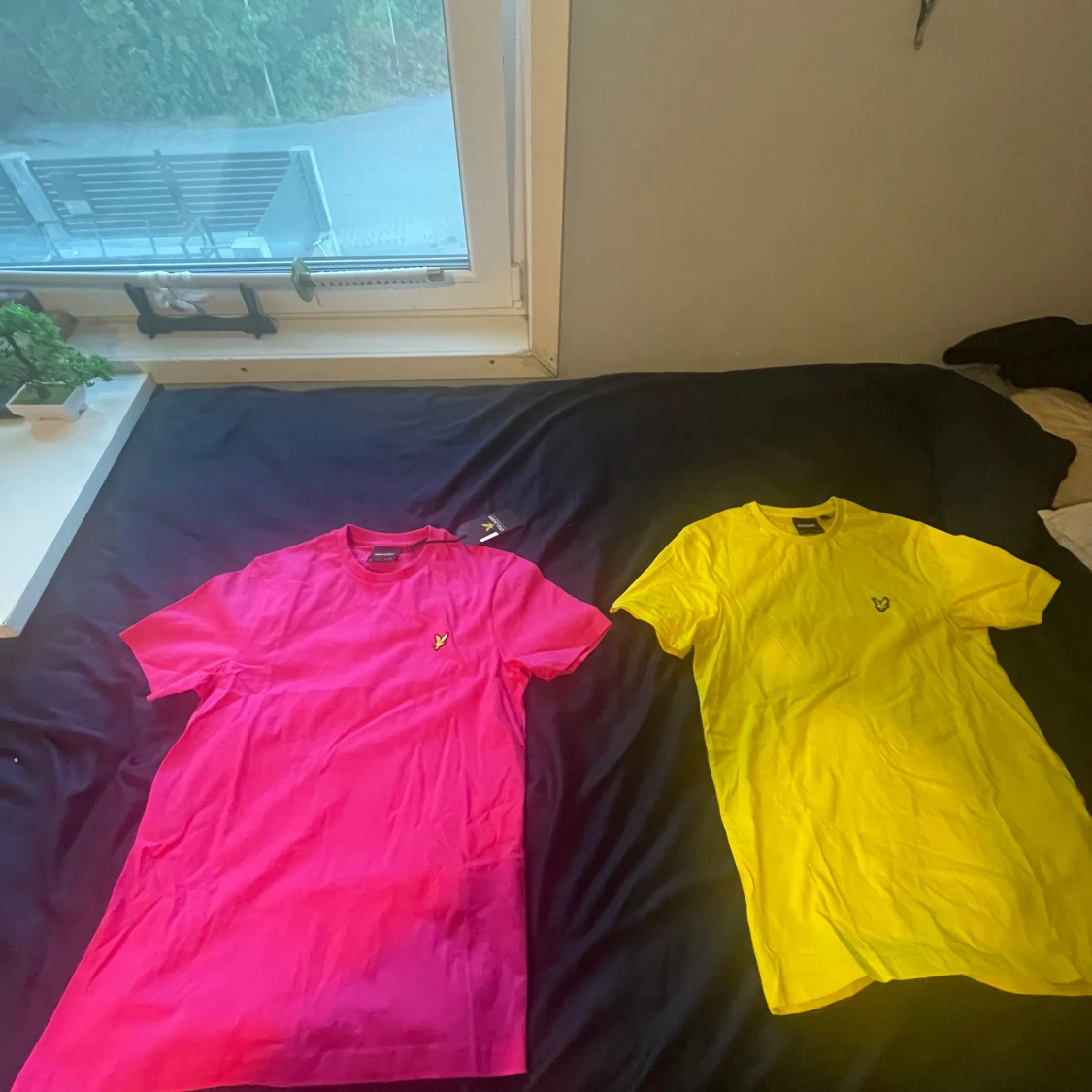 Två färgstarka Lyle & Scott t-shirts - 2