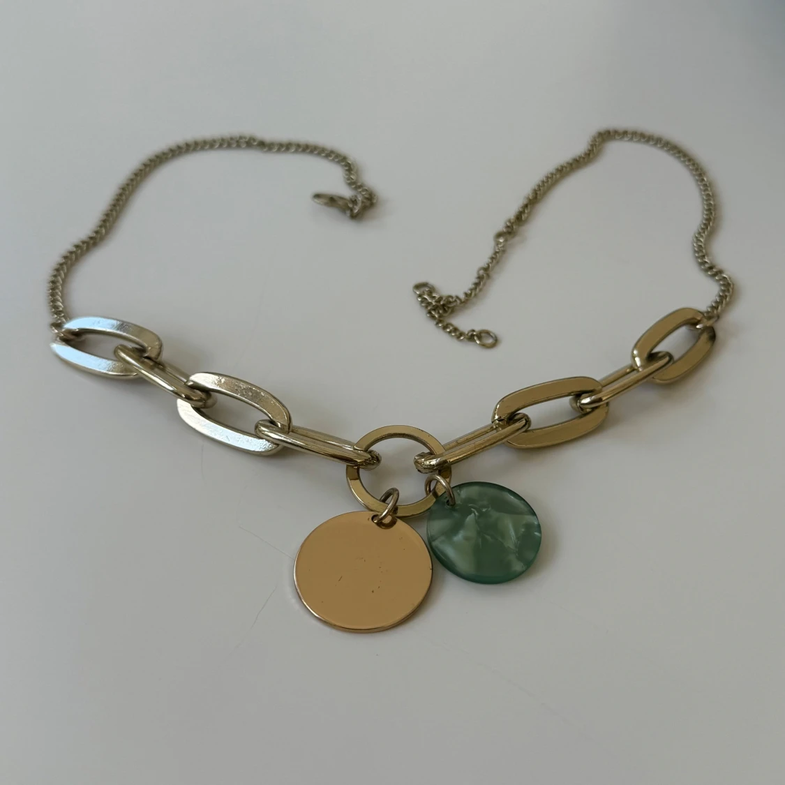 Kedjehalsband med medaljonger