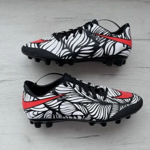 NIKE HYPERVENOM Neymar AG  - Snygga och sällsynta fotbollsskor i mycket bra skick. Svart/vit/röd färg med Neymar Jr-design. Perfekta för dig som gillar teknik och fart på planen.  ✅ Storlek 41 ✅ Mycket bra skick ✅ Pris: 750 kr, vid snabb affär kan pris diskuteras. 😊