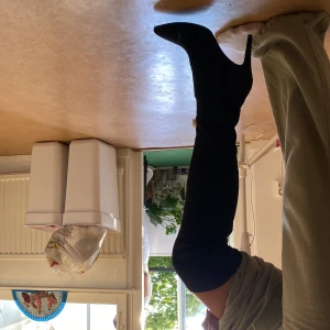 Svarta overknee stövlar med klack - Snygga svarta overknee stövlar med spetsig tå och hög klack. Stövlarna är i stretchig mocka-look och sitter tight längs benet. Dragkedja på insidan för enkel påtagning. Perfekta för att lyfta vilken outfit som helst.