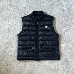  Moncler Gui väst - Hej! Säljer denna extremt snygga Moncler Gui väst! Helt Flawless!!  Perfekt för att ha bara över en T-shirt eller lager-på-lager senare i höst/vinter! 🙌perfekt väst att ha året om och är ett måste att ha i sin garderob! Rekommenderar starkt! Säljer då jag behöver ha en storlek upp, annars en riktigt favorit! 2019 modell! Som ny. Nypris 9000kr! 100% äkta vilket jag står för! Skriv vid minsta intresse😊 MVH DC🔹