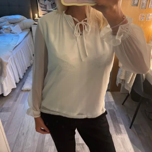 Vit blus Only - Säljer en vit fin blus från Only i storlek M