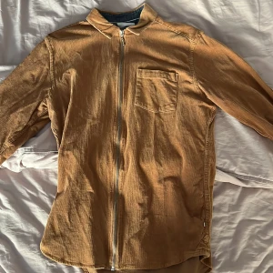 Beige overshirt från Minimum - Snygg beige overshirt från Minimum i manchester med dragkedja framtill och bröstficka.