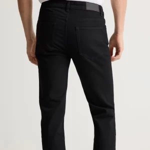 Svarta slim jeans från Dressmann - Svarta jeans från Dressmann i slim fit-modell med klassisk femficksdesign och knappstängning fram. Jeansen har en rak siluett och är tillverkade i mjukt denimtyg som sitter snyggt och bekvämt. Perfekta för dig som gillar stilrena och enkla svarta jeans.