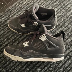 Air Jordan 4 Retro SE 'Black Canvas' - Säljer mina gamla Jordan 4, vill köpa nya. Skorna är använda och är jätte sköna. Storleken är 45 men passar till de som har 44. Priset kan diskuteras!!