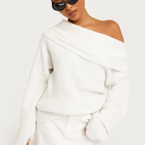 Vit offshoulder stickad tröja Nelly  - Supersnygg vit stickad off shoulder tröja från Nelly. Säljs inte längre på nellys hemsida, därav priset. Storlek S! Pris kan diskuteras 