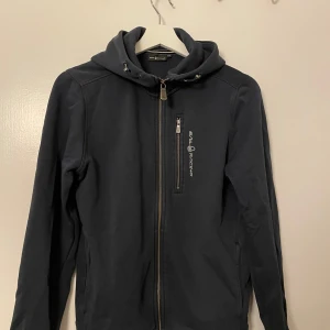 zip hoodie!! - mörkblå zip hoodie från sail racing i storlek 170!! använd men fortfarande väldigt bra skick på tröjan!!💓
