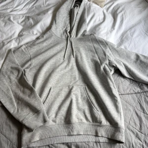 Grå hoodie  - Basic men fin hoodie som jag aldrig har använt, tror att det är en killmodell men funkar perfekt till tjejer också