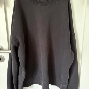 Svart oversized sweatshirt - En svart oversized sweatshirt med rund hals och långa ärmar