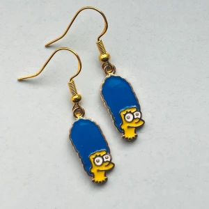Blå Marge Simpson örhängen - Unika örhängen med Marge Simpson-motiv. Nickelfria krokar. 💕.