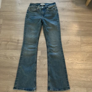 Blå trendiga bootcut jeans  - Bootcut jeans med femficksdesign med normal passform. Jeansen har en snygg tvätt och är tillverkade i slitstarkt bomullsjeans.