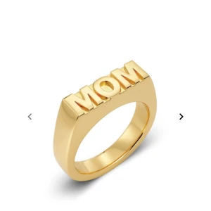 Edblad ring - Cool statementring i guldfärg med texten 'MOM' från märket Edblad. Storleken S (16.80). Säljer då jag inte använder guldsmycken längre. Inga defekter💞💞 kan även bytas mot en i silver!!
