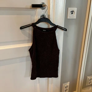 Topp - Glittrig topp/linne från bikbok