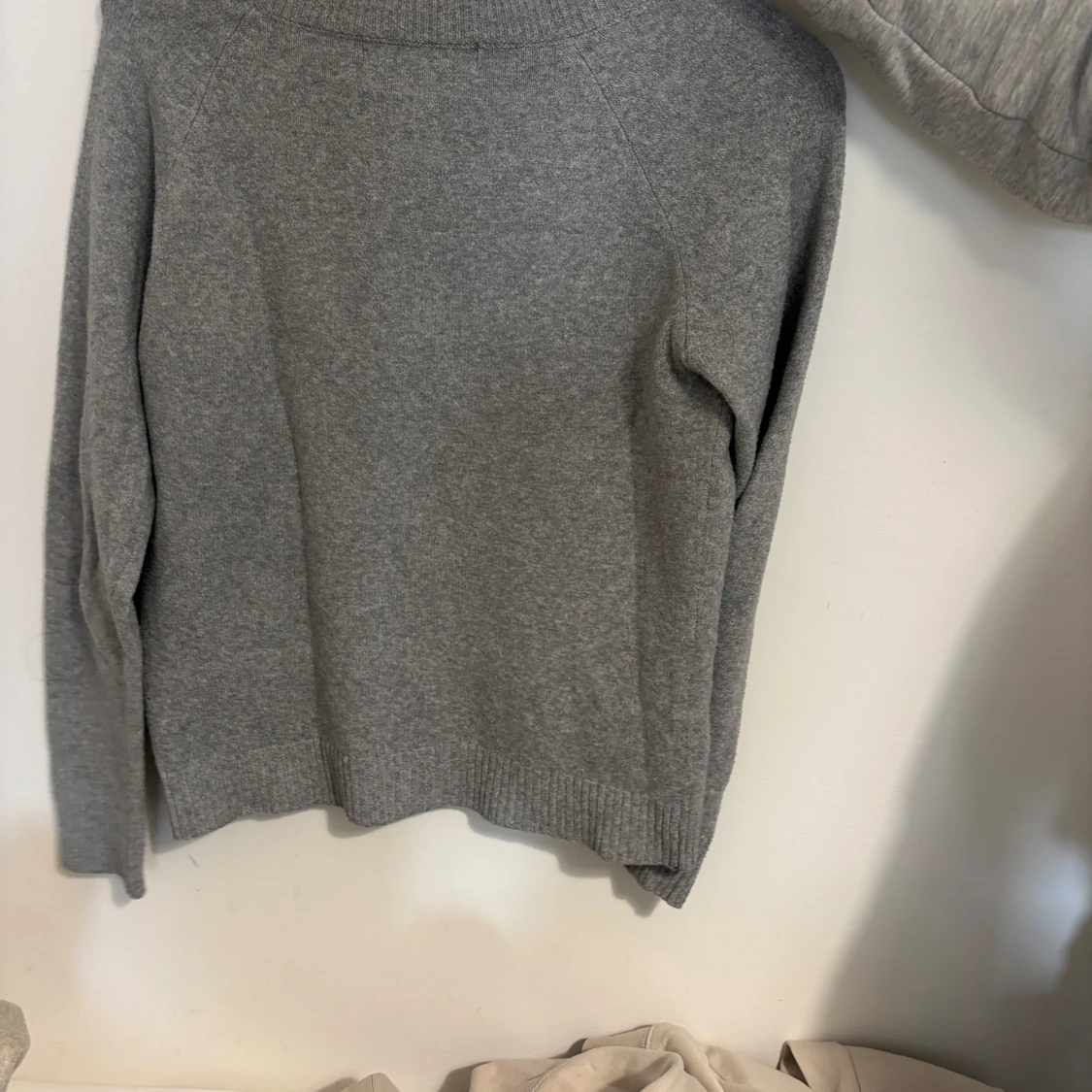 Grå stickad tröja med rund hals - 1