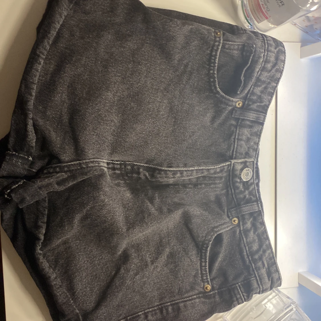 Svarta högmidjade jeansshorts