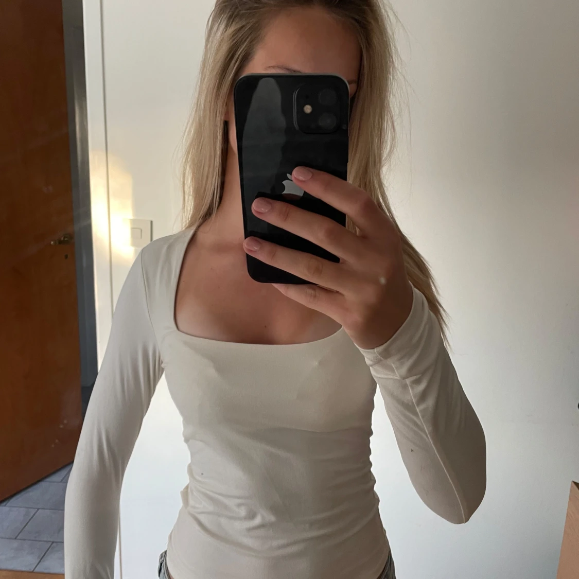 Vit långärmad topp med fyrkantig ringning