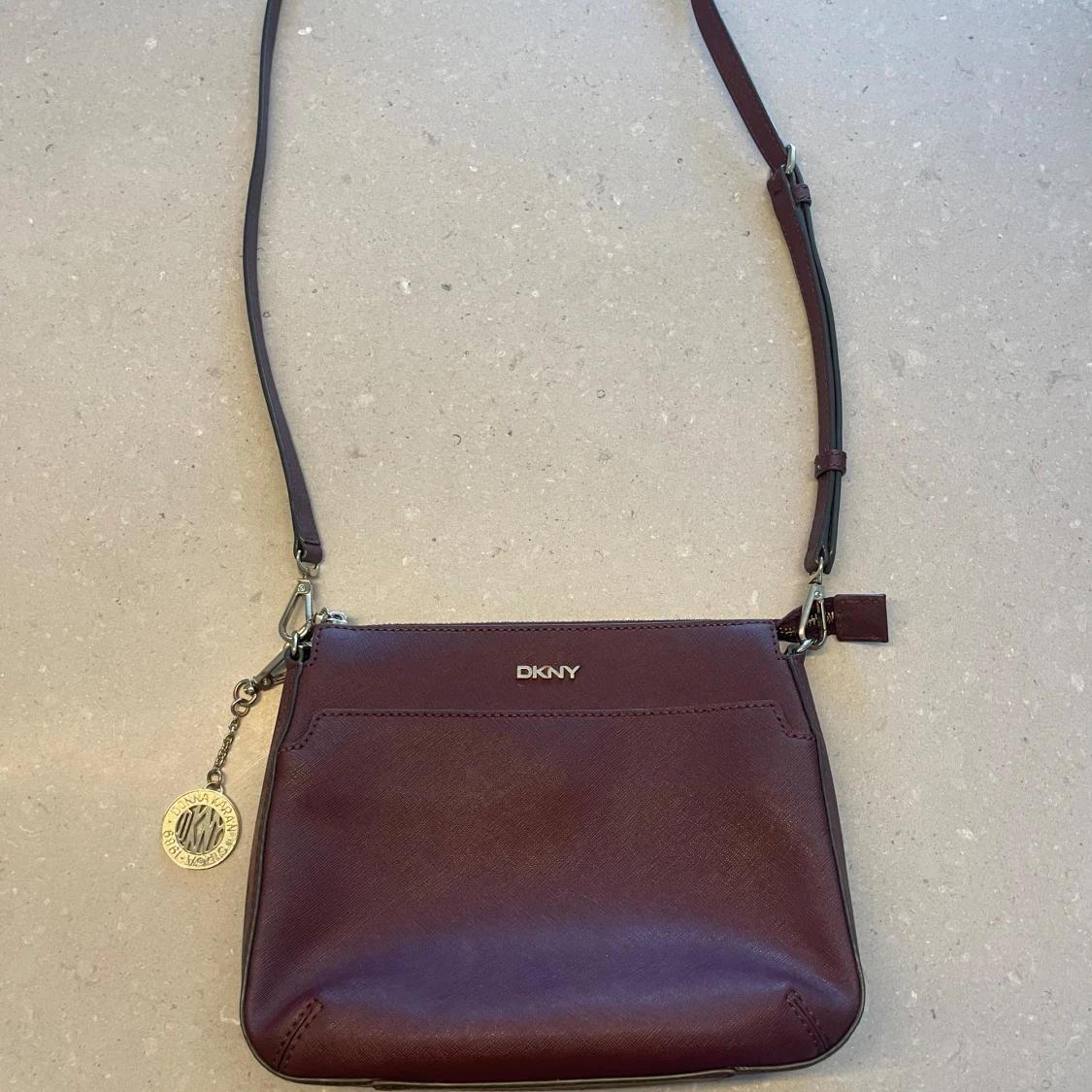 Vinröd axelväska från DKNY i skinn - 1