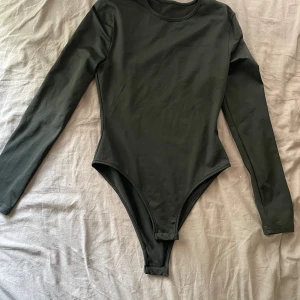 Svart långärmad body - Svart bodysuit med lång ärm. Kommer inte till användning