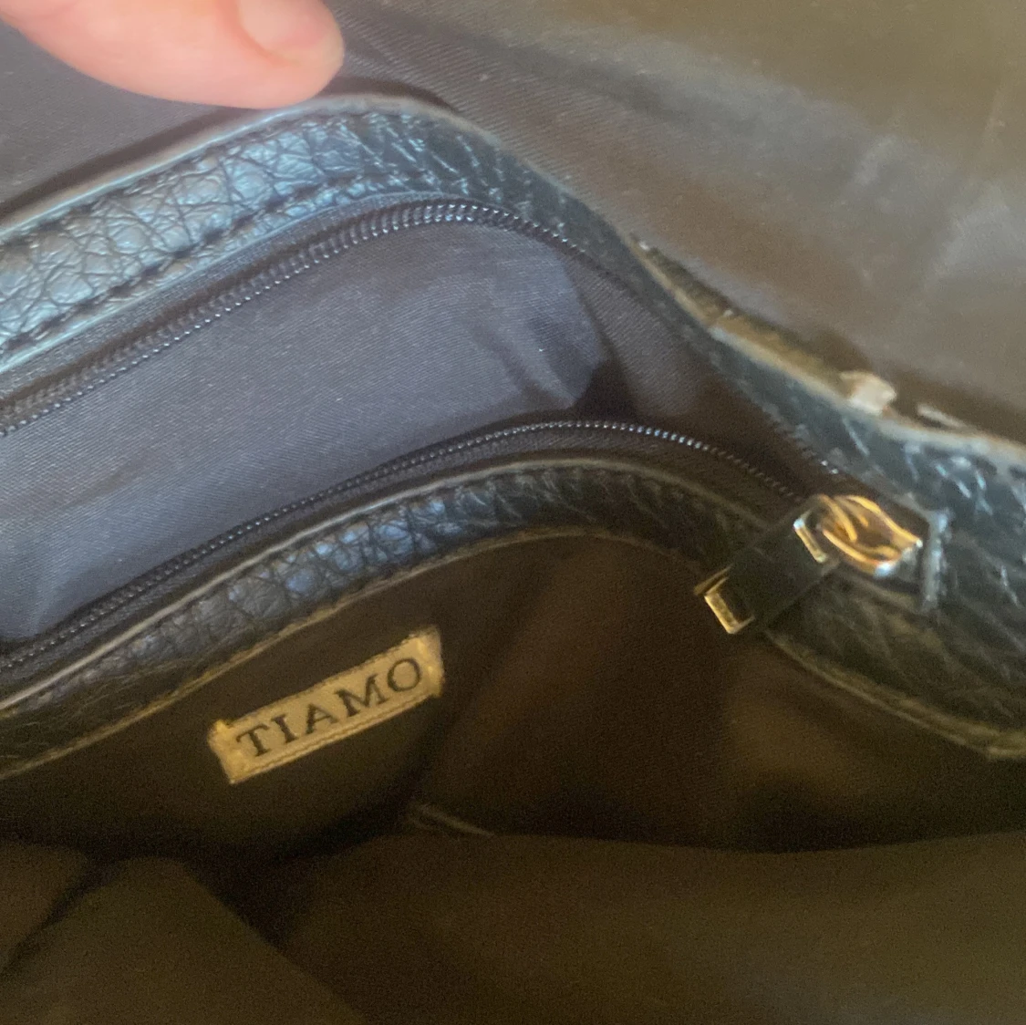 Svart axelväska med kedjedetaljer Tiamo - 2