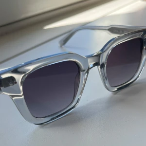 CHIMI 04 glasögon  - Snygga solglasögon från CHIMI med transparent, fyrkantig båge och mörka linser. Riktigt clean och modern look som passar till allt. Kommer med originalfodral och putsduk från CHIMI. Priset går att diskutera.(dem sista bilderna är från min brors chimmifidral då jag inte orkade ta bild på mitt men mitt är mkt renare)skriv om ni vill ha mer bilder eller undrar något!❤️