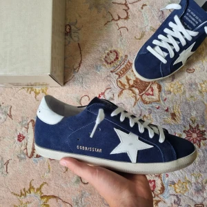 GOLDEN GOOSE- marinblå - Säljer dessa Golden Goose i storllek 43 i 10/10 skick. Allt OG medföljer. Kontakta gärna vid intresse. 