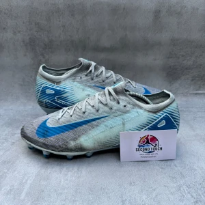 Nike mercurial -  Nike Air Zoom Mercurial Vapor 16 Elite AG – Vit/Blå • Storlek 📏 43 • Underlag ⚽ AG • Skick ✅ Bra skick – lite smuts, annars i gott skick • Pris 💰 Ej hugget i sten – kom med bud! • Frågor? ❓ Tveka inte att höra av dig! 