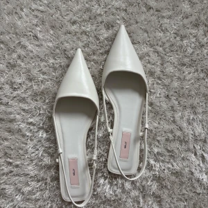 Vita slingbacks - Helt nya vita slingbacks från Nelly!💛