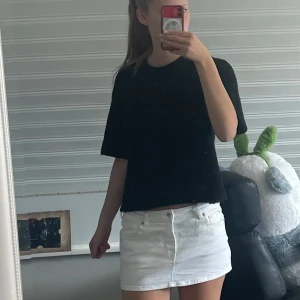 Stickad T-shirt  - Jättefin svart stickad T-shirt ifrån Gina tricot❤️Den är inte så farligt nopprig eller sliten!