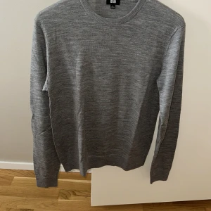Grå merino crew neck  - Skön och tunn merino crew neck från Uniqlo med inga som helst tecken på användning. Perfekt till hösten.