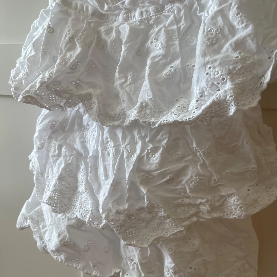 Vit volangig linnetopp med broderi - 1