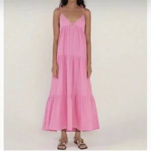 Rosa långklänning - Rosa långklänning från Zara i fint skick!