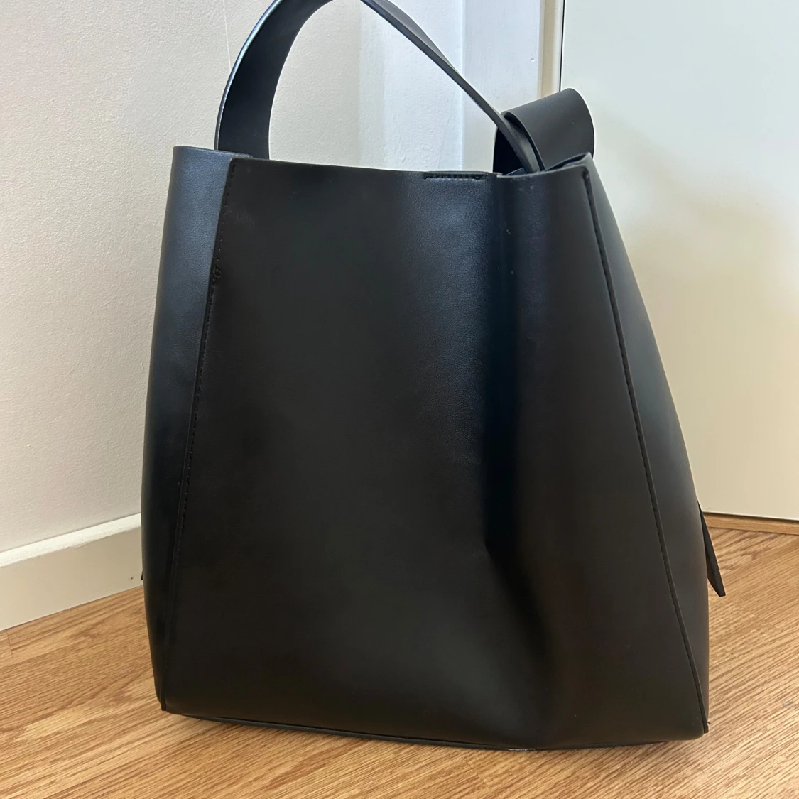 Svart axelväska i skinn - 1