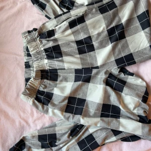 Pyjamasbyxor  - Säljer dessa rutiga pyjamasbyxor som är i väldigt bra skick. Användt några gånger. Kontakta innan köp!