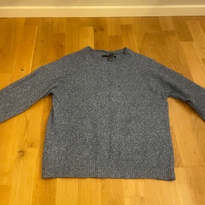 Blå stickad tröja - Mysig blåmelerad stickad tröja från Vero Moda i storlek S. Tröjan har en klassisk rak passform, rund halsringning och långa ärmar. Materialet är mjukt och supersnyggt!!😍😍