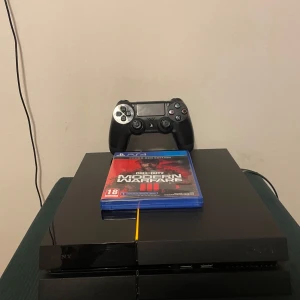 Ps4 - Hej! Jag säljer en väldigt fin och bra ps4 som fungerar bra det medföljer en Call of Duty spel... Visa mer