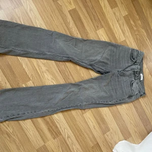 Gråa bootcutjeans fr Gina  - Lite skav längst ned på båda sidor passar den som är runt 170cm 