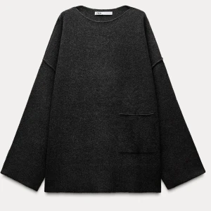 Mörkgrå stickad tröja från Zara - Mysig mörkgrå stickad tröja från Zara med avslappnad passform och rund hals.Tröjan är väldigt oversized❣️Tröjan har en diskret ficka framtill och långa ärmar. Perfekt för lager-på-lager och chill dagar. Enkel och stilren design som funkar till det mesta. 