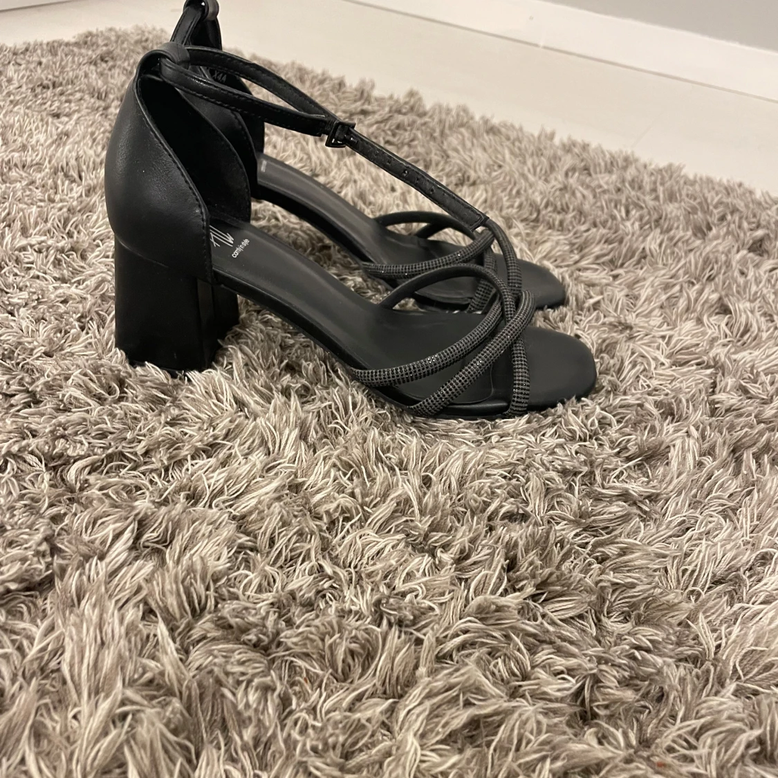 Svarta sandaler med klack  - 1