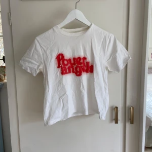 Tshirt - Vit T-shirt med tryck från ganni💛