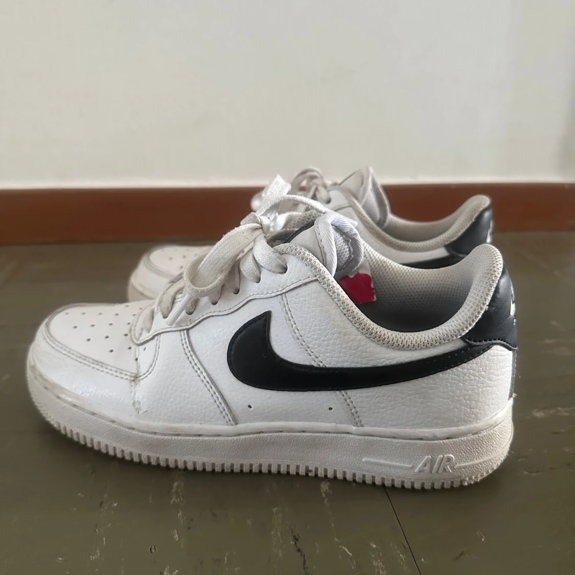 Nike Air Force 1 vita och svarta sneakers