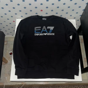 Svart EA7 Emporio Armani sweatshirt - Det här en crewneck från emporio Armani den är knappt använd eftersom den är för liten. Om du inte är nöjd med priset så kan vi förhandla