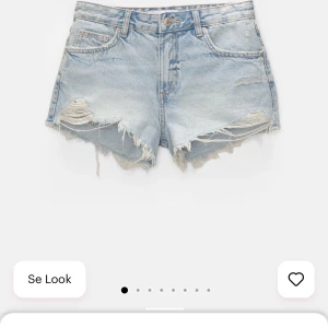 Ljusa jeansshorts med slitningar - Säljer ett par ljusblå jeansshorts med råa kanter och slitna detaljer framtill. Klassisk femficksmodell med knapp och dragkedja. Perfekta för en chill sommarlook och passar dig som gillar en avslappnad stil. Nästan helt oanvända, i storlek 36. Säljer då de är för stora💞pris går att diskutera
