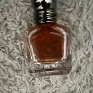 Emporio Armani Stronger With You Intensely - Emporio Armani Stronger With You Intensely är en parfym i en stilren, fyrkantig glasflaska med rundade kanter och en silverfärgad metallkork. Doften har en varm bärnstensfärgad vätska och flaskan rymmer 30 ml. Perfekt för dig som gillar eleganta och moderna dofter.