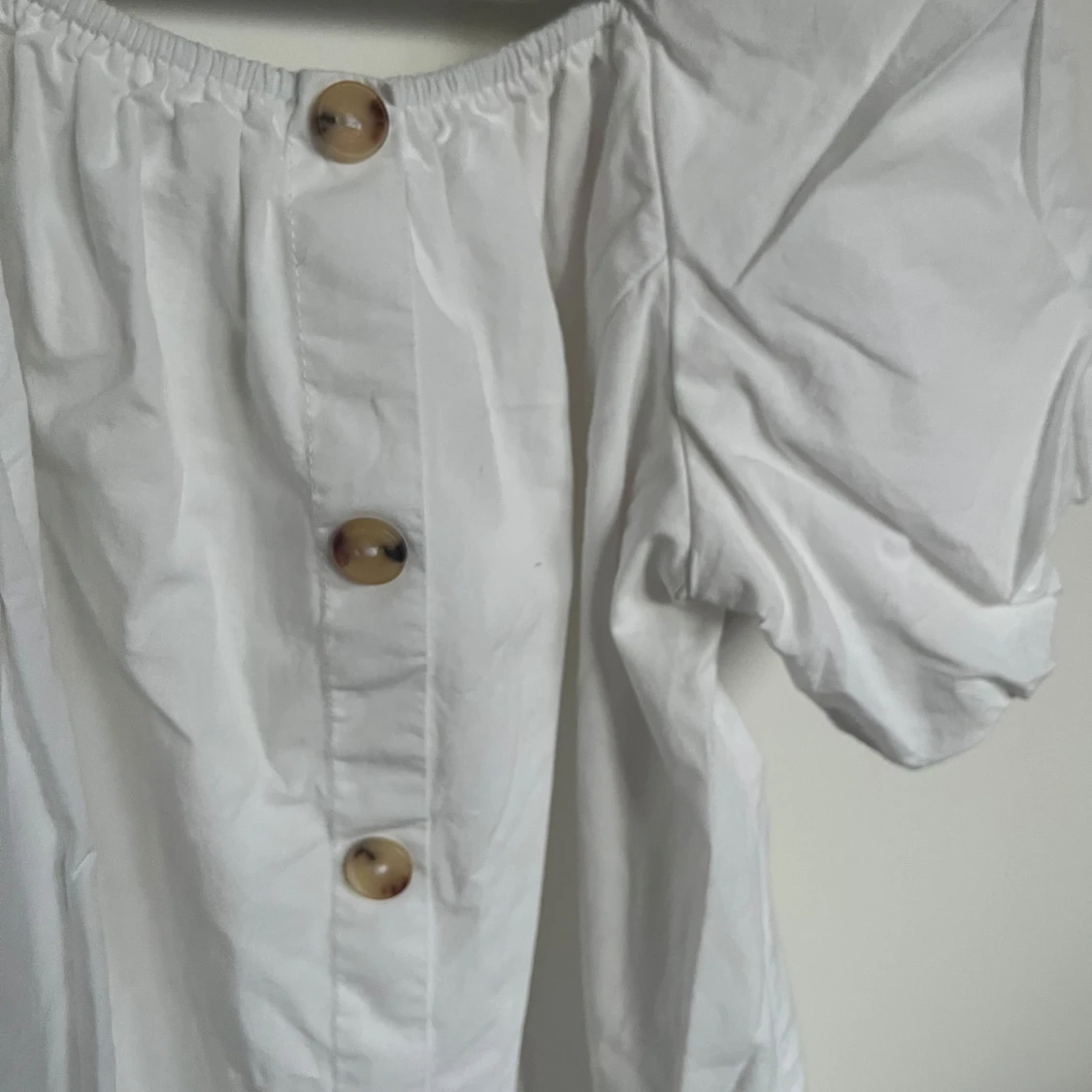 Vit klänning med puffärm från Zara - 1