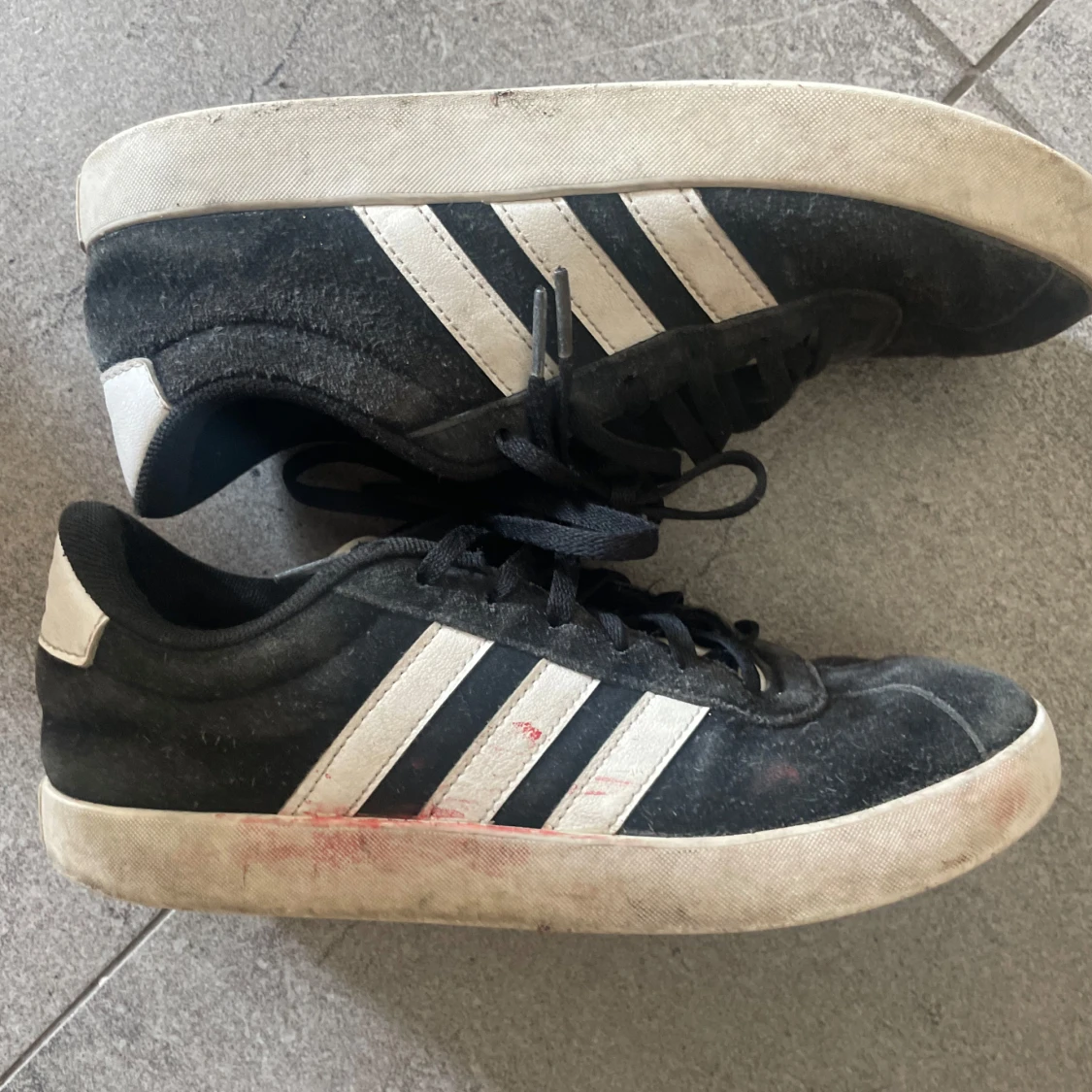 Svarta och vita Adidas sneakers - 1