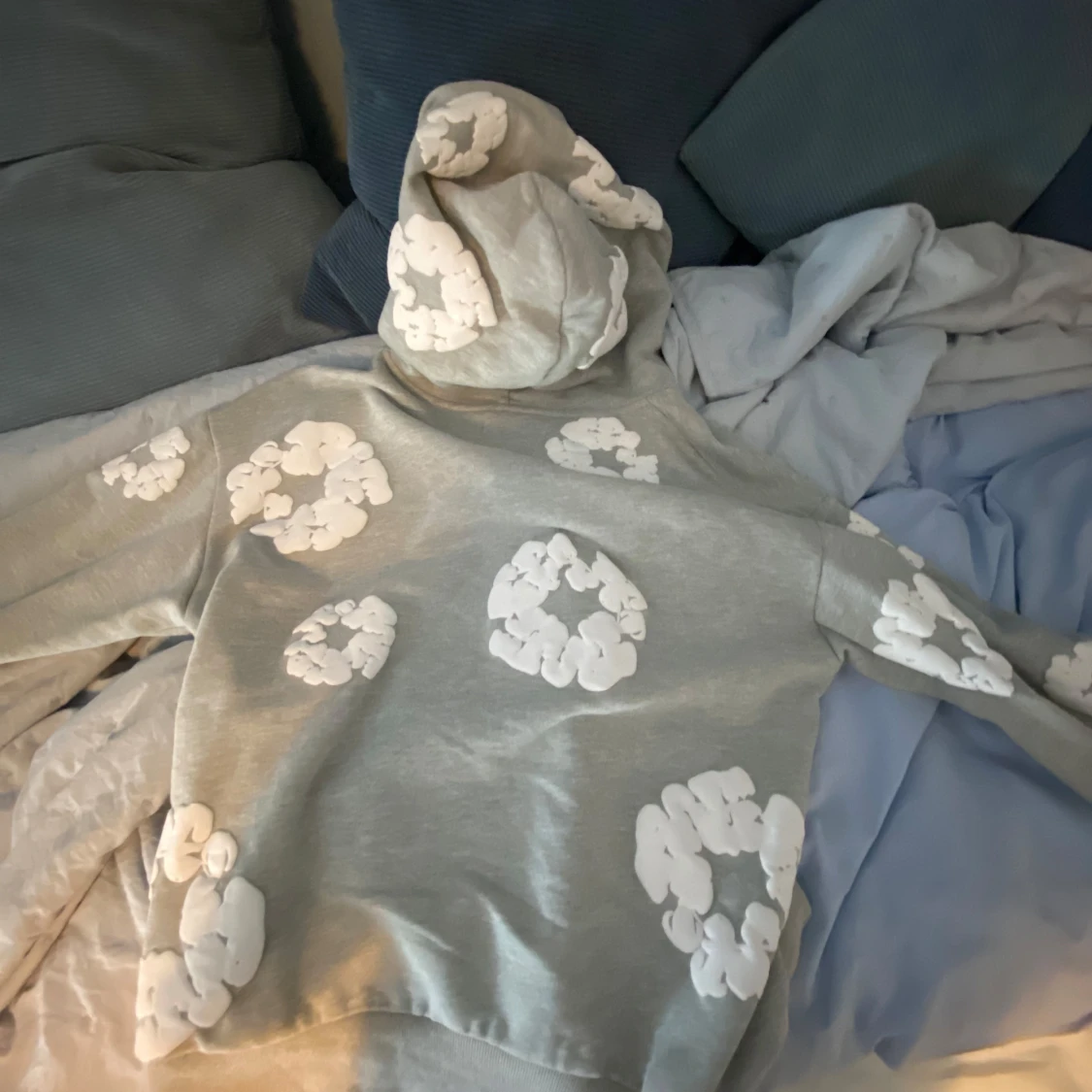 Grå hoodie med vita blommor från Denim Tears - 1