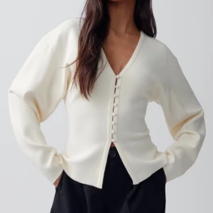 Shaped knitted cardigan - Säljer denna tröja / topp från gina! använd fåtal gånger, nypris 399kr💌