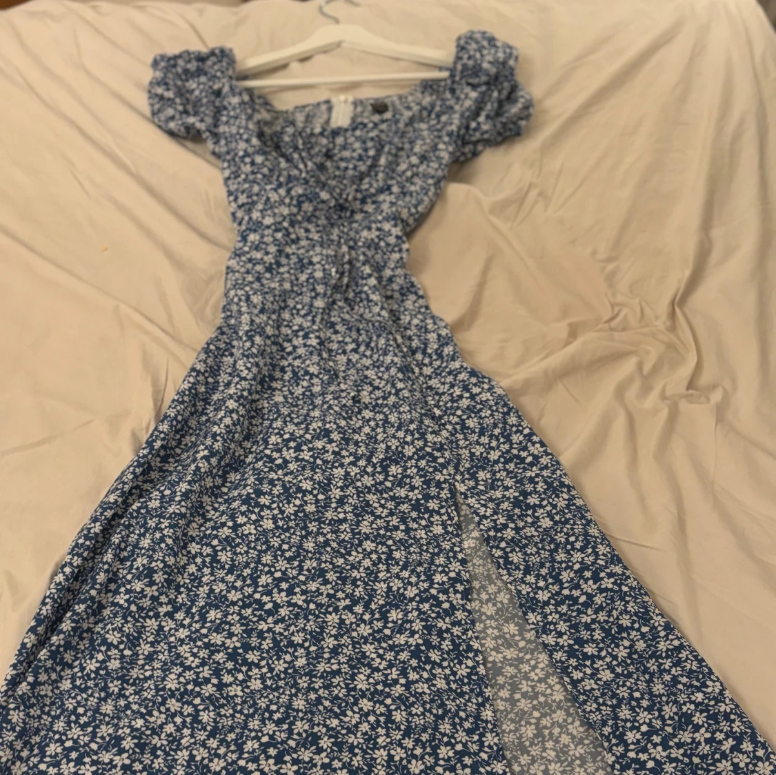 Blommig långklänning med puffärm - 2