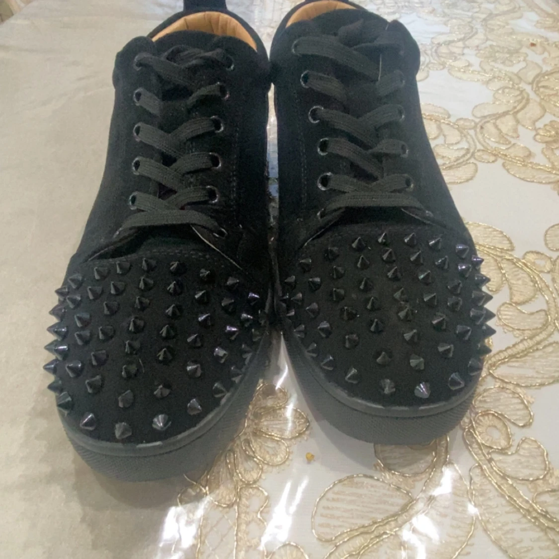 Svarta sneakers med nitar från Louboutin